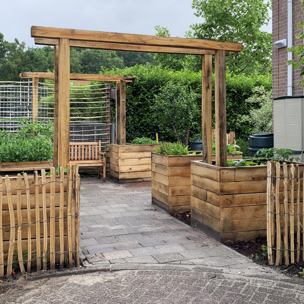 Van een klein moestuintje naar een groene ontmoetingsplek voor alle bewoners. Een uitnodigende gemeenschappelijke tuin waar natuur, ontmoeting en buiten zijn samenkomen.