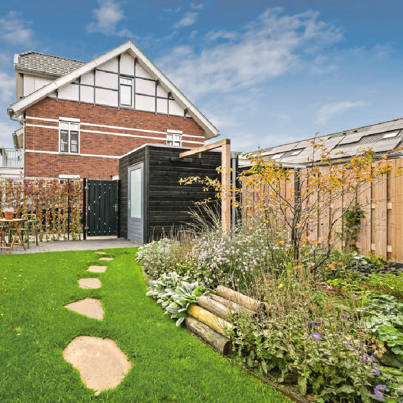 Gevarieerde beplanting met de krentenboom centraal