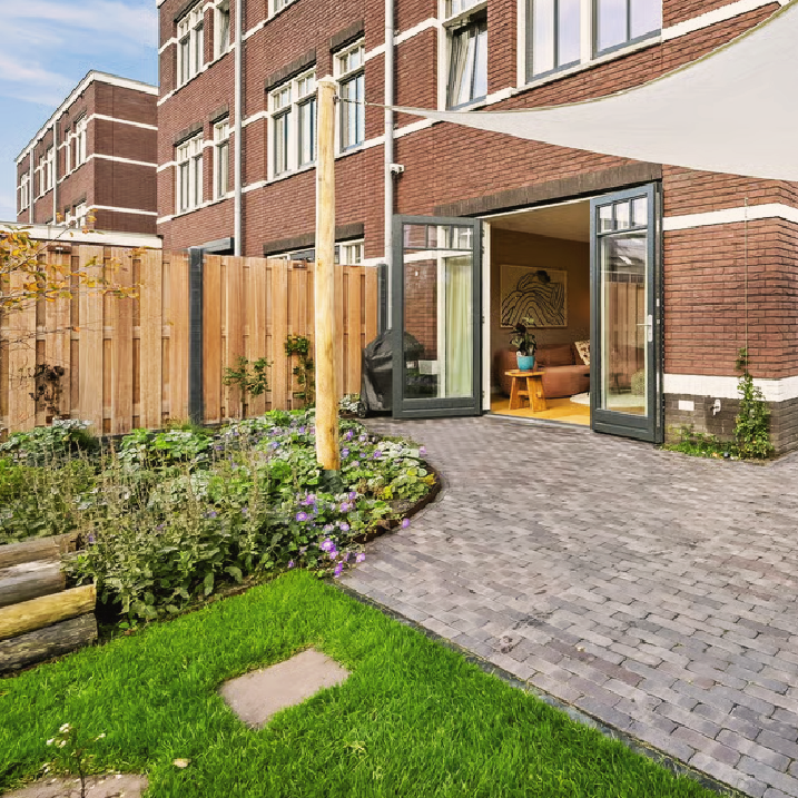 evarieerde beplanting in de border langs de woonkamer in Den Haag