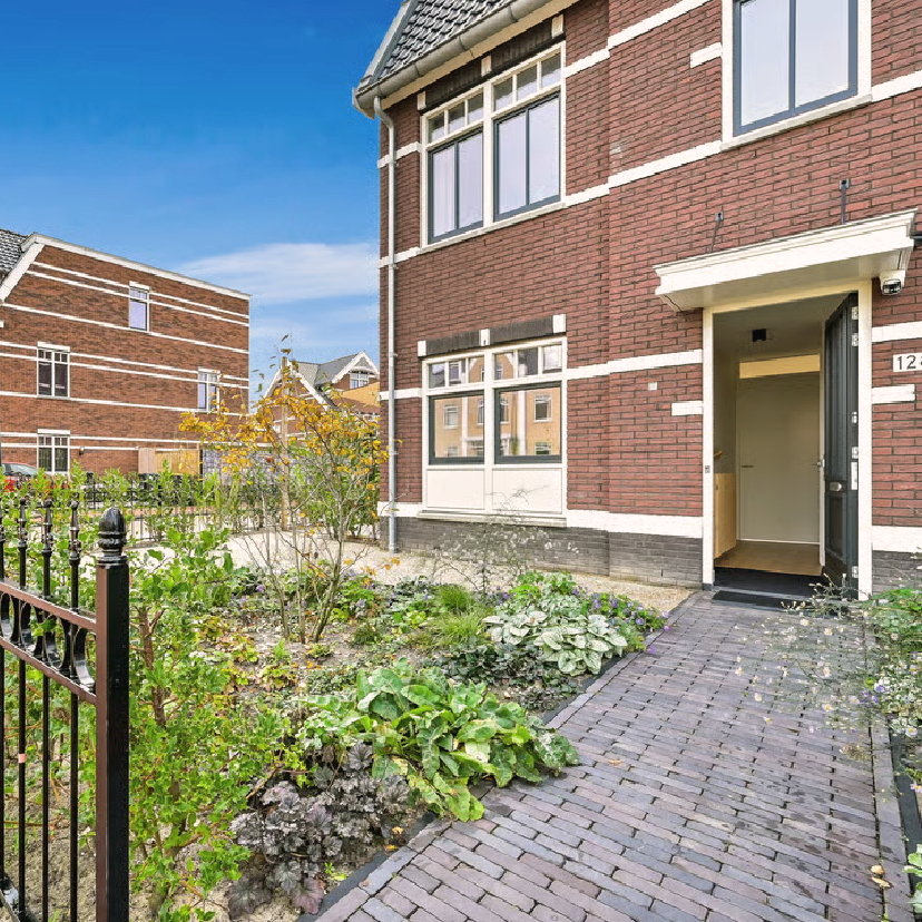 Groene voortuin in Den Haag met Achterhoeks padvast als waterdoorlatende verharding